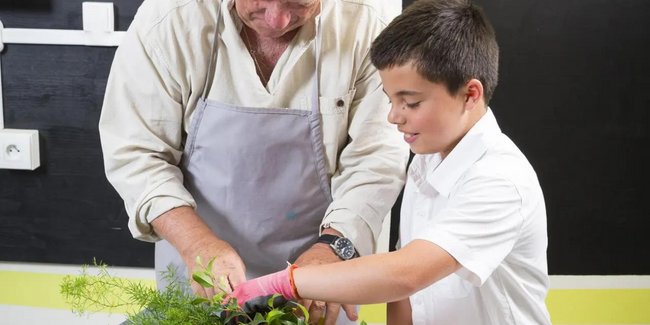 Atelier enfant : fête des pères, cours de bricolage avec Leroy Merlin pour fabriquer un porte bouteille