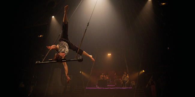 Le Bruit, spectacle de cirque en famille, sous le chapiteau de La Grainerie - Toulouse